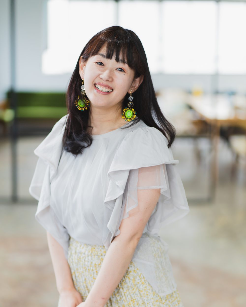 明るい部屋で笑う船原真由美（まゆみん）