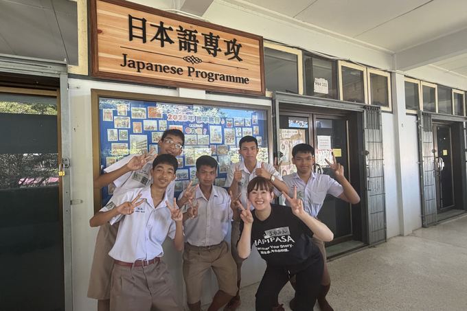 タイの高校の日本語専攻の前で笑う生徒たち