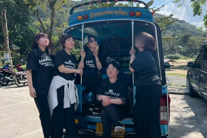おそろいのTシャツでトゥクトゥクに乗るHAPIPASAのメンバー