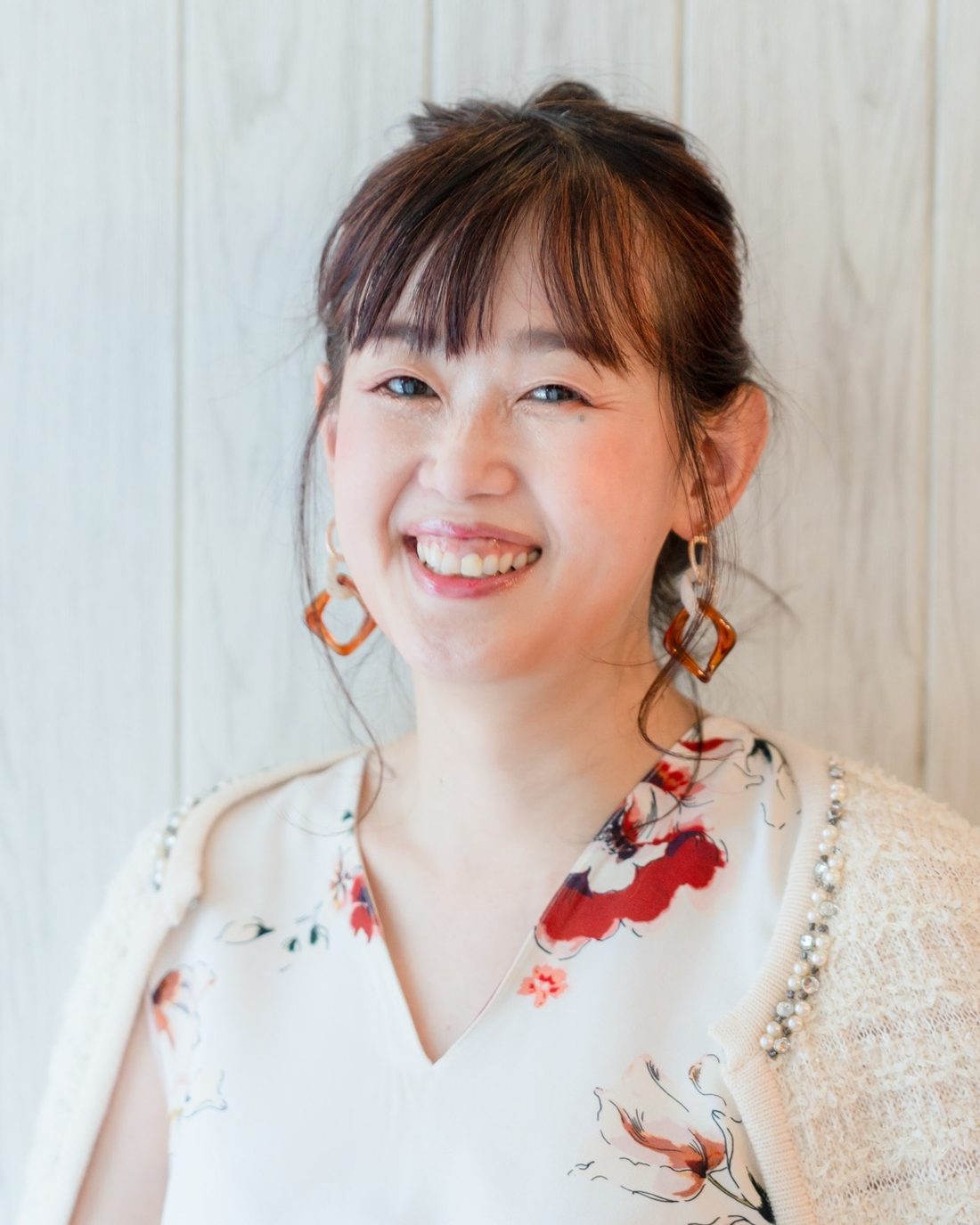 白い壁の前でやわらかく笑う船原真由美（まゆみん）