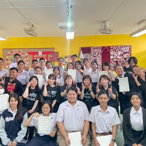 タイの高校生たちとの記念撮影