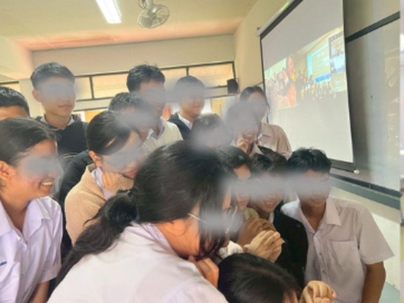 タイの高校で、画面越しの交流に集まる生徒たち