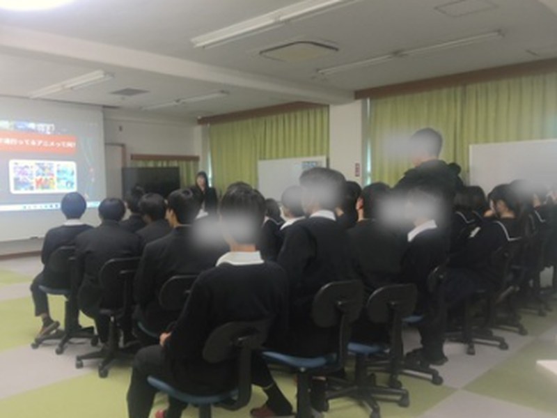 日本の高校の教室で、スクリーン越しに交流する生徒たち